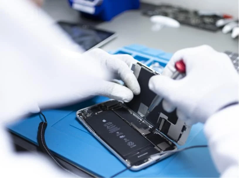 Smartphone Reparatur Berlin – geöffnetes Gerät in der Werkstatt